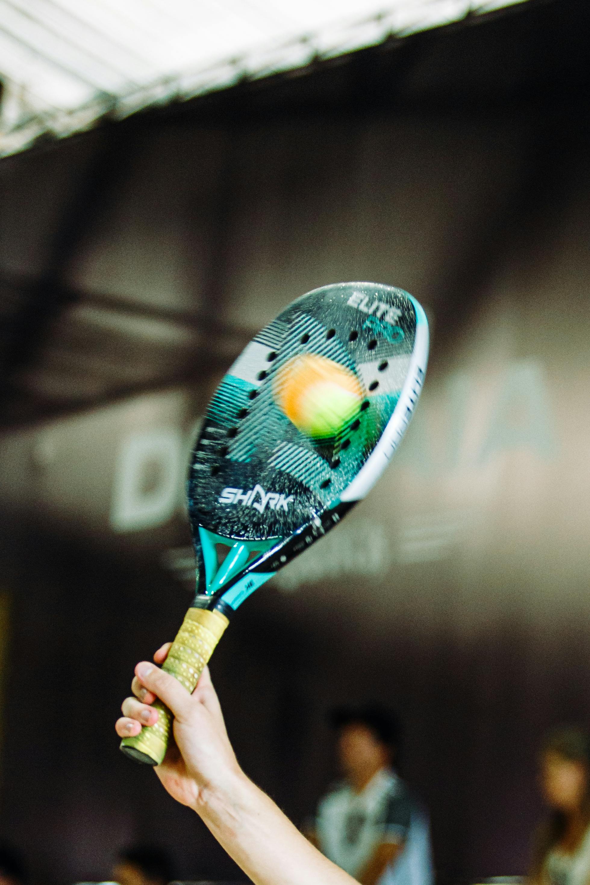 Padel Tennis Spieler in Aktion auf modernem Court - Weststeirer Padel Center